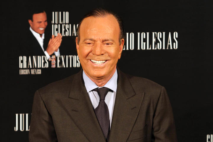 Caja de ‘10 mejores discos’ para festejar a Julio Iglesias