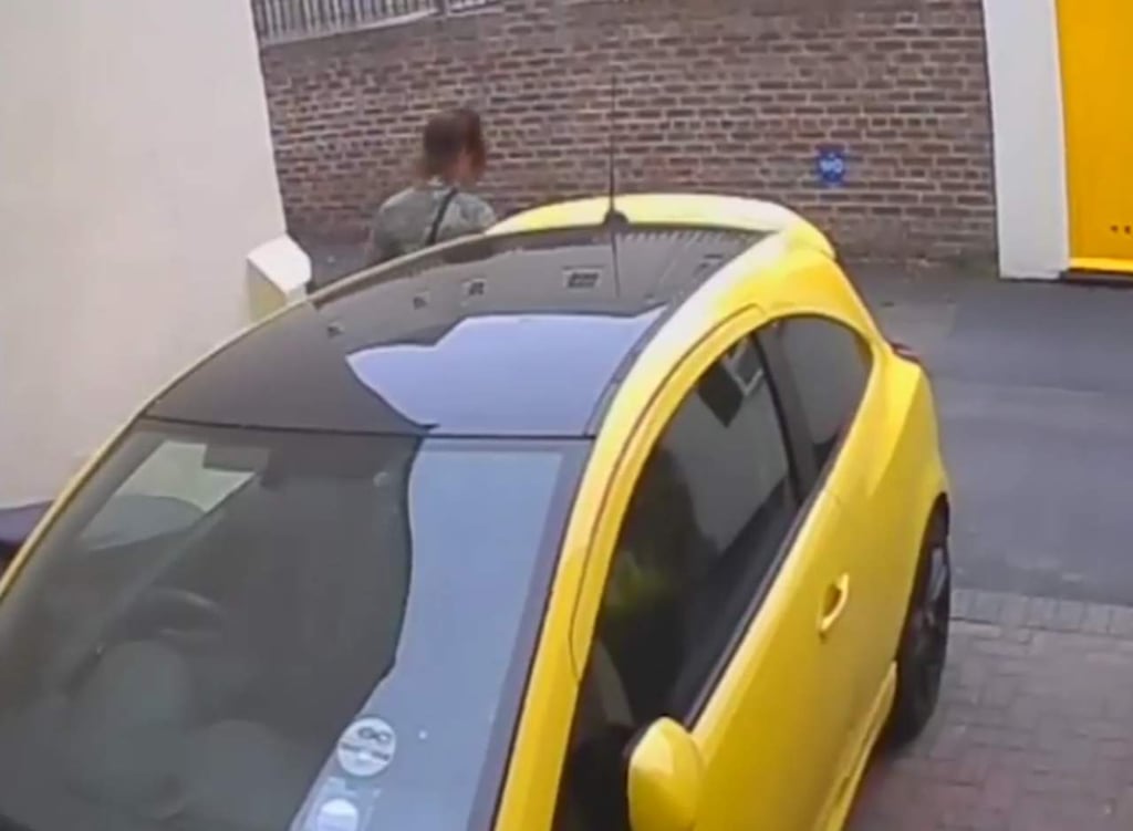 Captan a mujer haciendo sus necesidades a la entrada de su casa