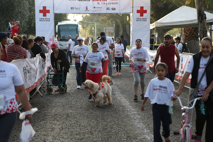 Entrega de kits en la Cruz Roja