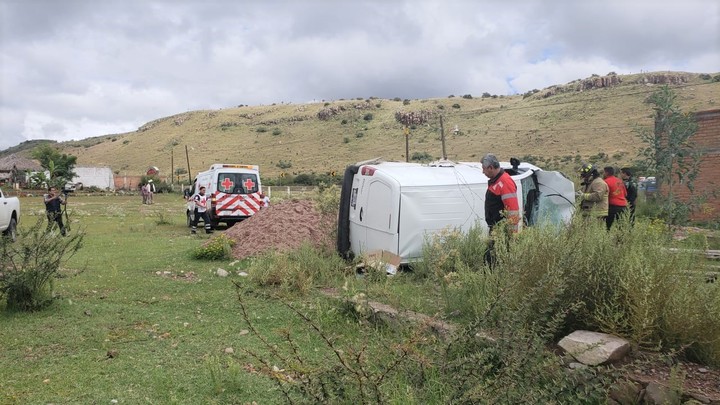 Abuelo y nieto sufren fuerte volcadura