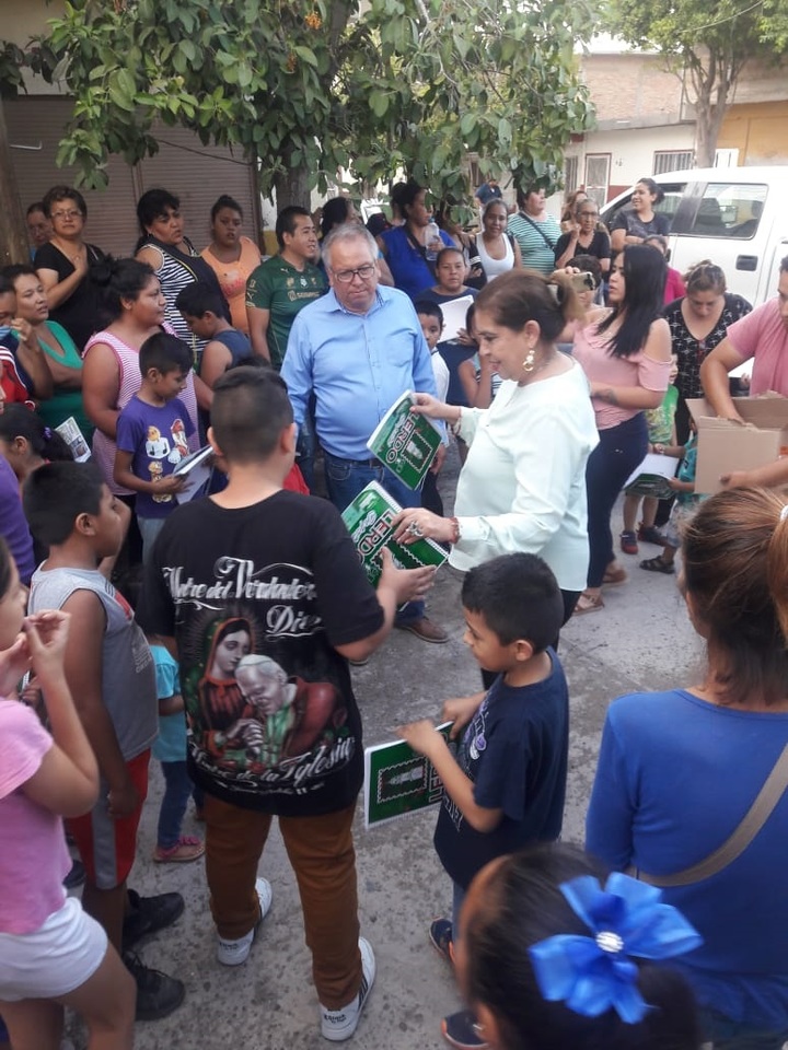 Apoyan economía con útiles escolares