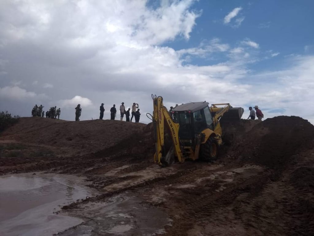 Continua colocación de bordos para evitar desborde del Río Aguanaval