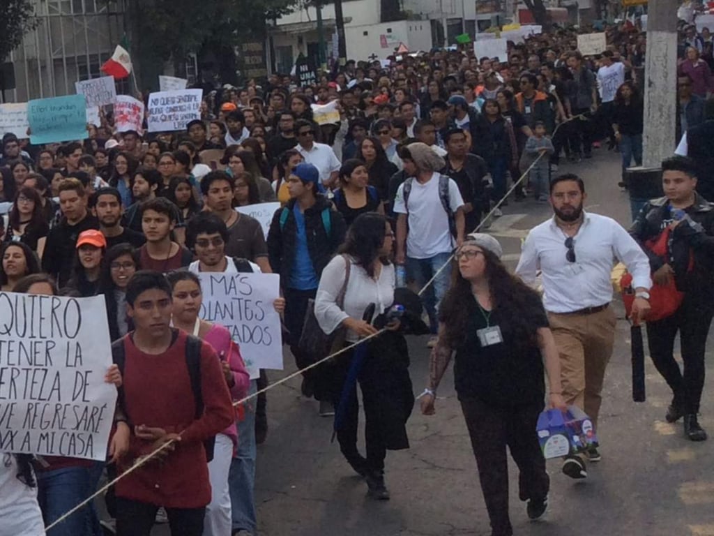 Estudiantes de UAEM marchan contra inseguridad y feminicidios