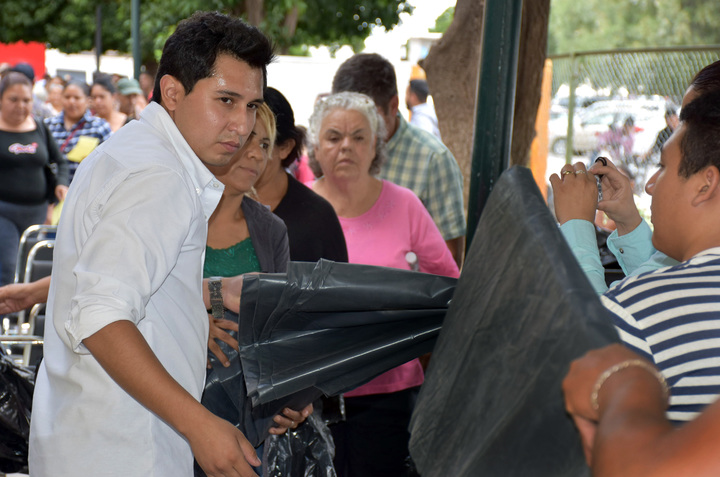 Entregan apoyos en Gómez Palacio a damnificados por lluvias recientes