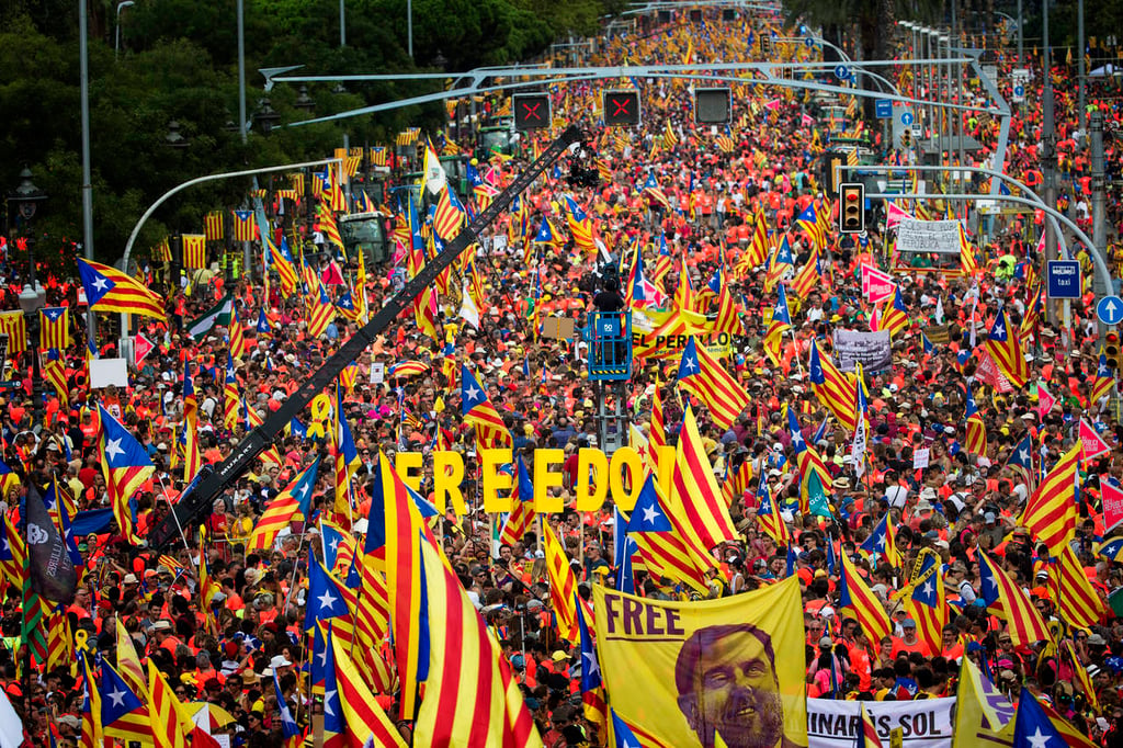 Multitudinaria marcha pide libertad de independentistas catalanes presos