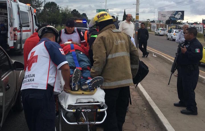 Fracturas y traumas sufre joven en choque; iba en moto