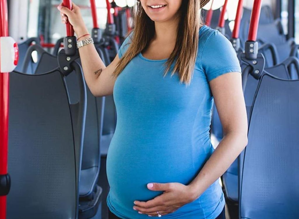Embarazada deja una lección a quienes no ceden su asiento