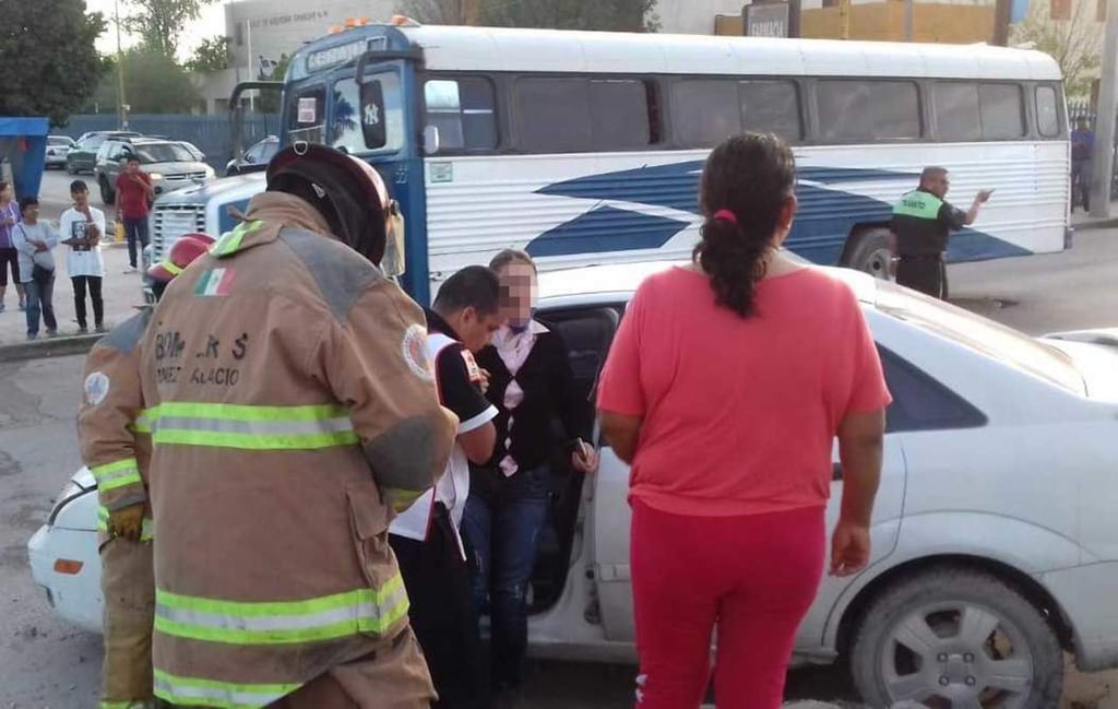 Camión de pasajero choca contra automóvil en Gómez Palacio