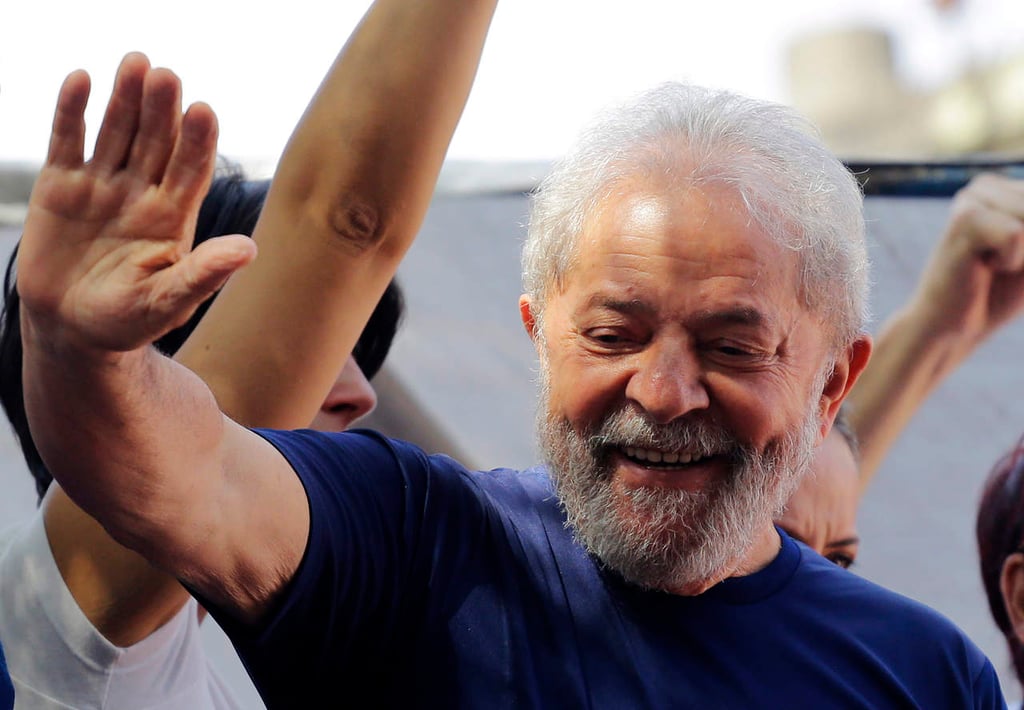 Lula debería ser candidato 'por derecho' en Brasil: Chomsky