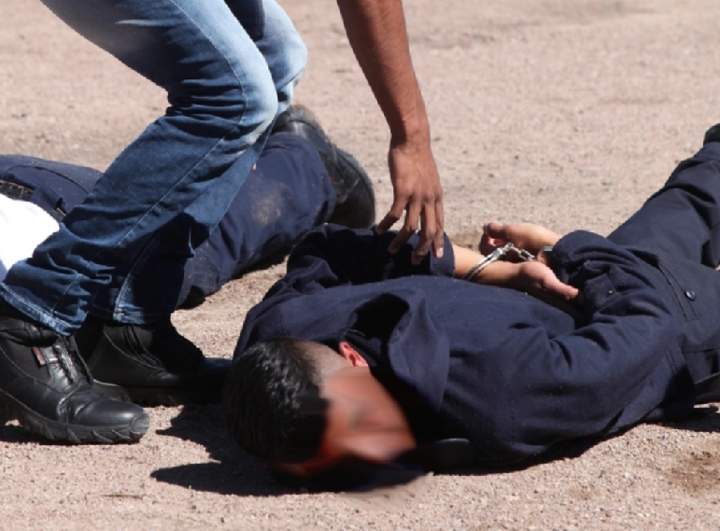 Violento agrede a 'poli' con machete