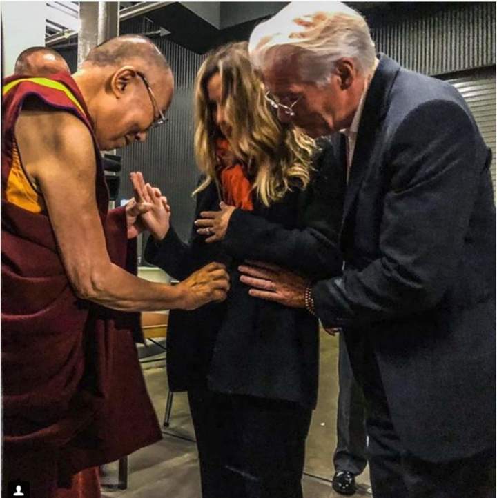 Dalai Lama bendice embarazo de Alejandra Silva