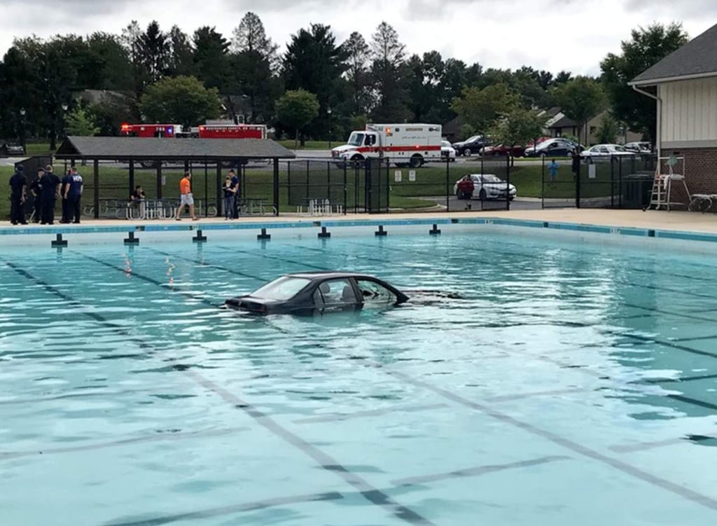 Lección de manejo termina con auto en la piscina