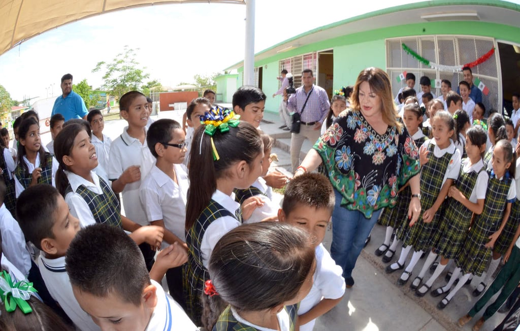 Entregan aula reconstruida en escuela de Gómez Palacio