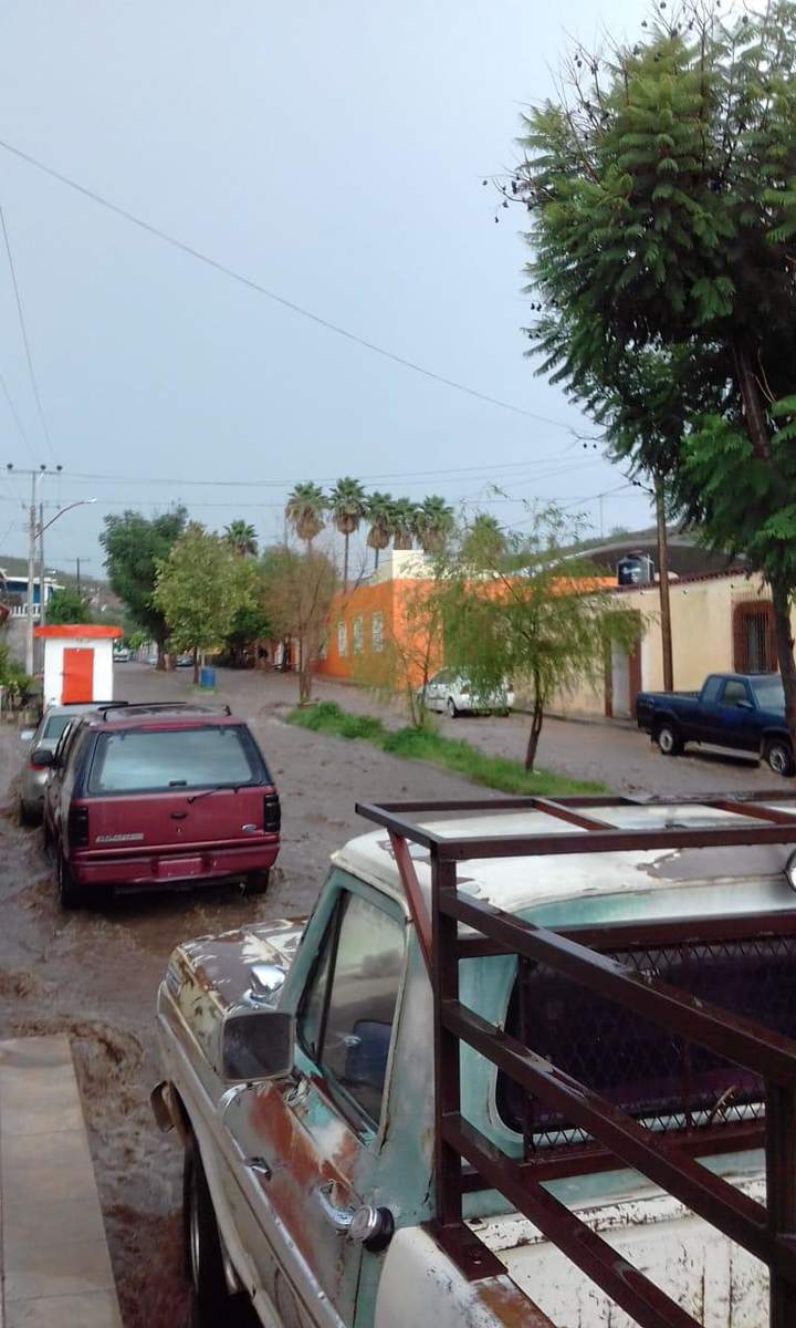 Tromba inunda viviendas y hospital en San Juan del Río