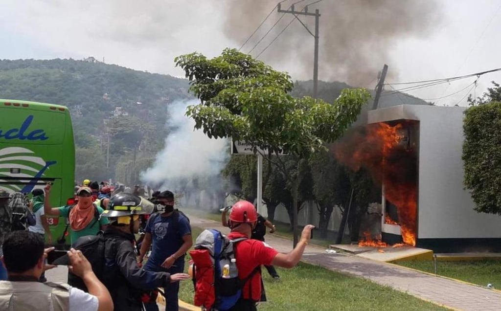 Normalistas atacan con bombas molotov al Batallón de Infantería en Iguala