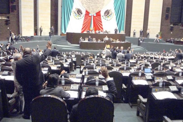 Movimiento Estudiantil de 1968, en letras doradas