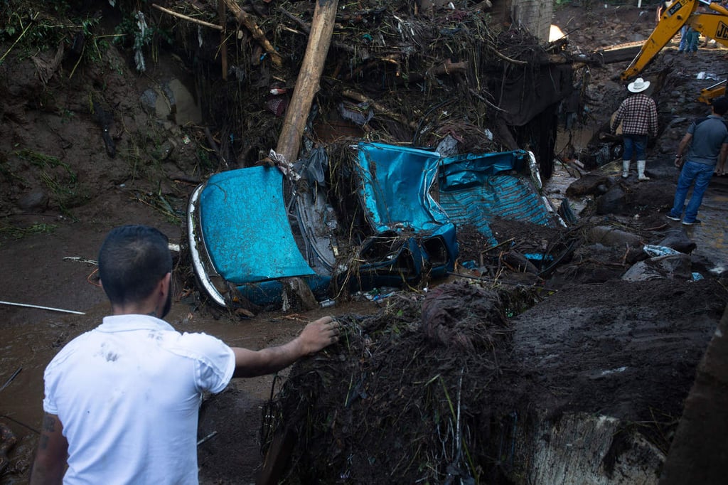 Confirman cinco fallecidos por desbordamiento en Michoacán