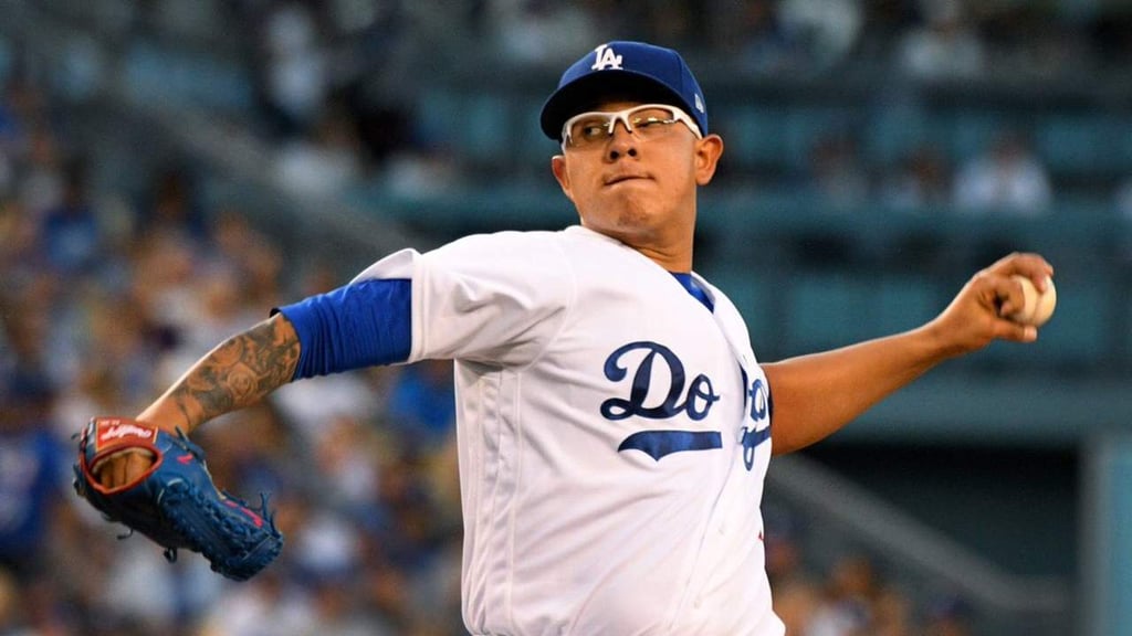 El mexicano Urías, considerado para jugar playoffs con Dodgers