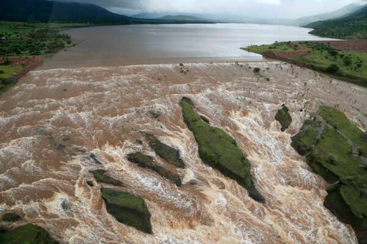 La presa Peña del Águila ya derrama agua