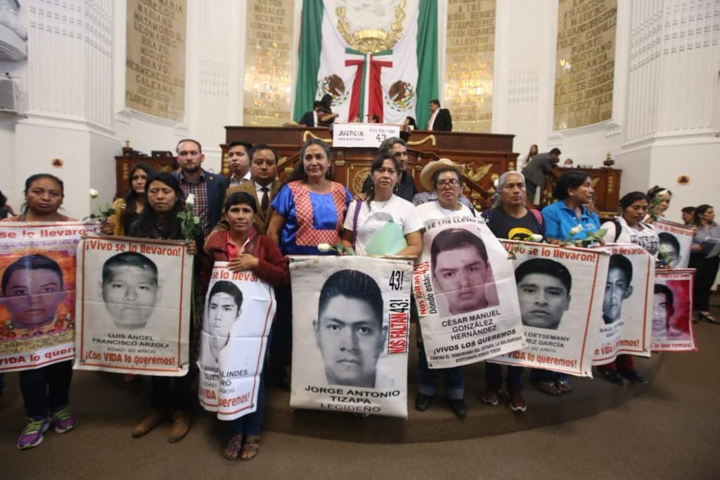 Padres de Ayotzinapa pasan lista en tribuna del Congreso