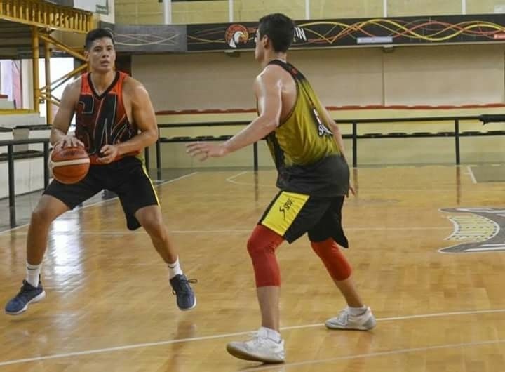 Irwin Ávalos triunfa en el baloncesto argentino