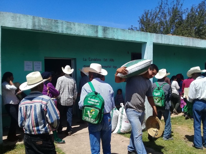 Llevan paquetes para campesinos