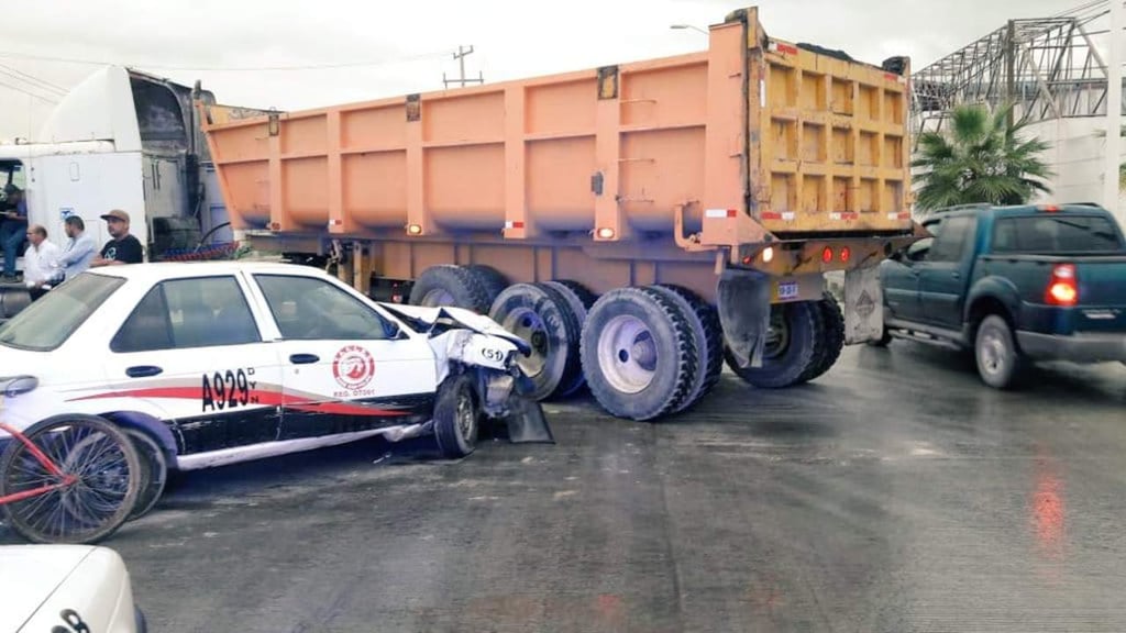Choca camión contra taxi en Gómez Palacio