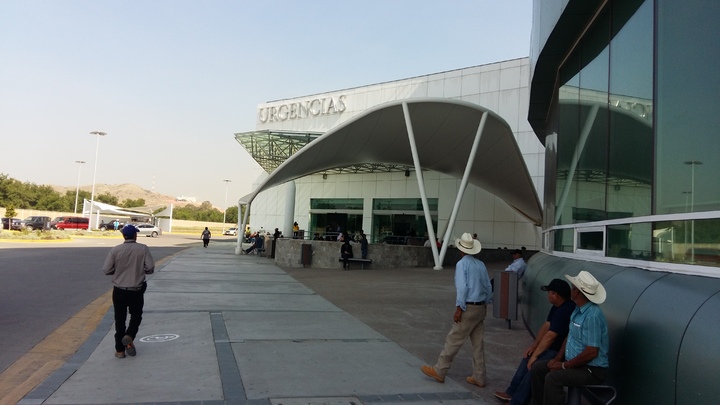 Mujer sufre caída de altura