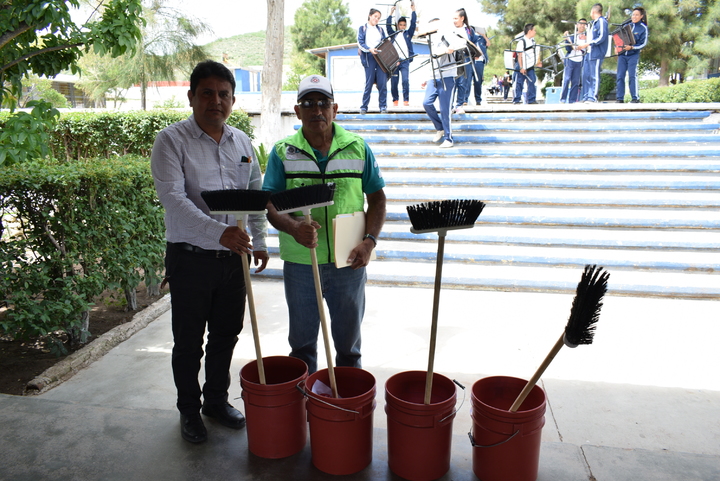 Entregan un kit de limpieza a escuela