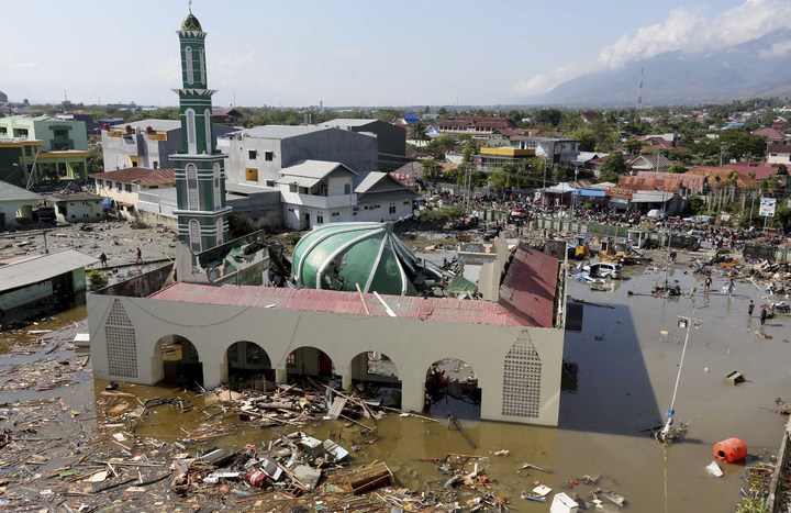 832 muertos tras sismo y tsunami