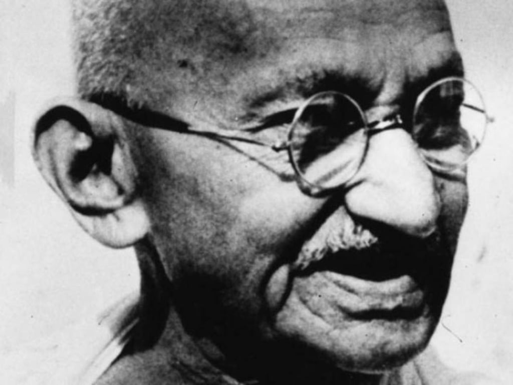 1869: Nace Mahatma Gandhi, histórico pacifista, político, pensador y abogado hinduista