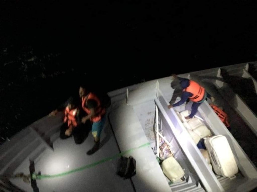 Marina rescata a tres náufragos al suroeste de Acapulco