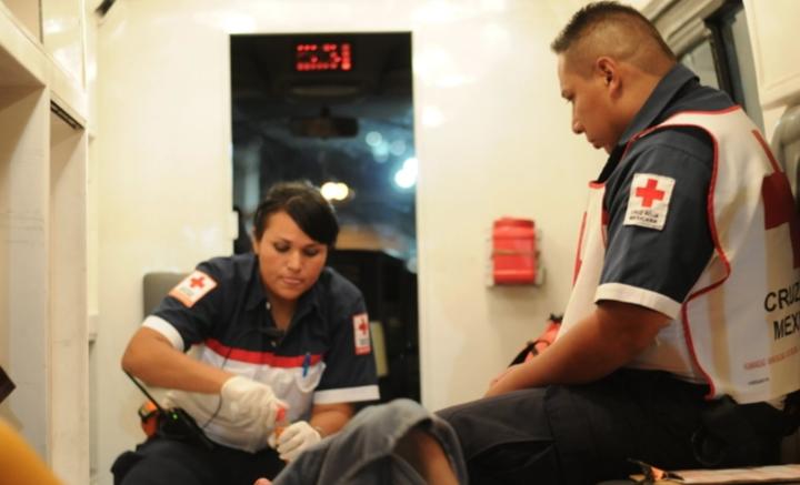 En moto se pasa el alto y lo chocan