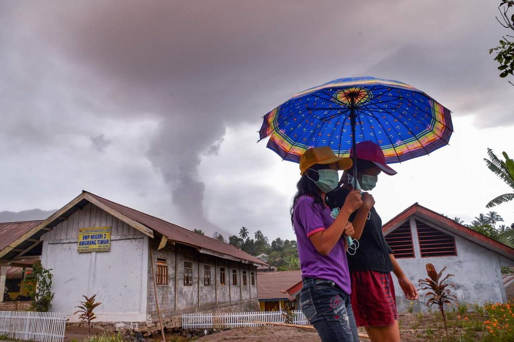 Volcán Soputan entra en erupción tras sismo en Indonesia