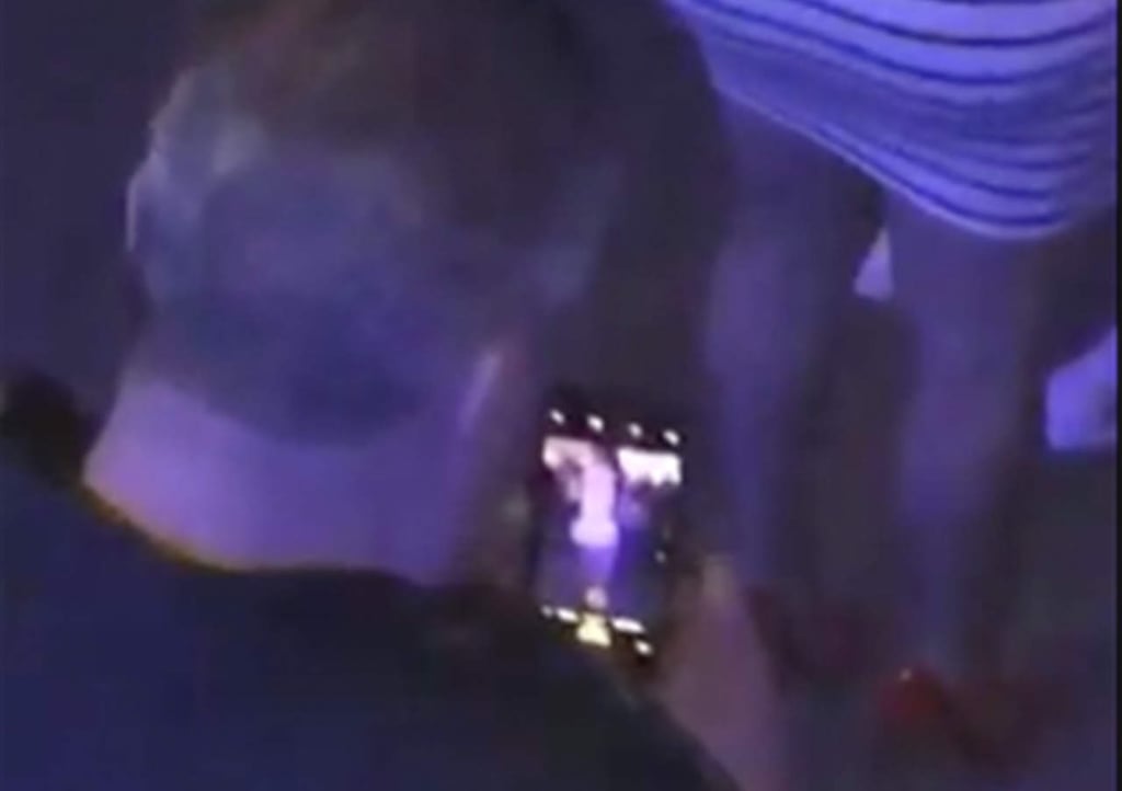 Captan a policía tomando fotos de cuerpo de mujer