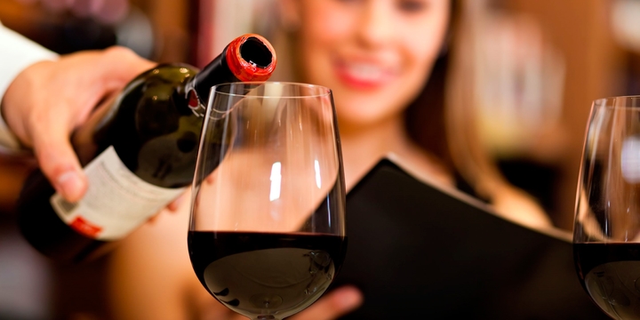 Estudio contradice teoría de beneficios de beber vino