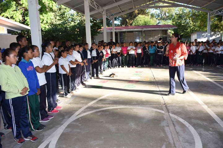 Remozan los espacios de  una escuela