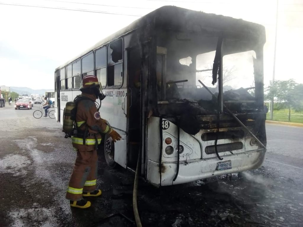 Se incendia camión en Periférico de Gómez Palacio