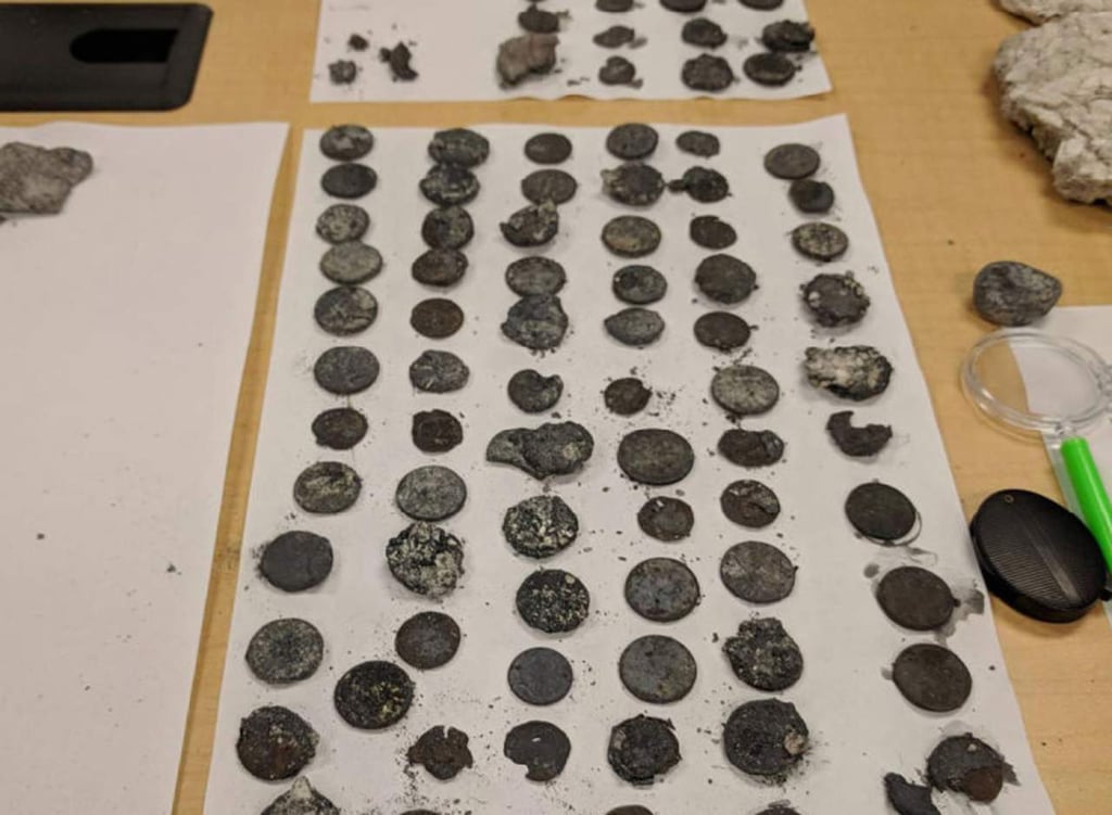 Géiser expulsa la basura que le aventaron turistas