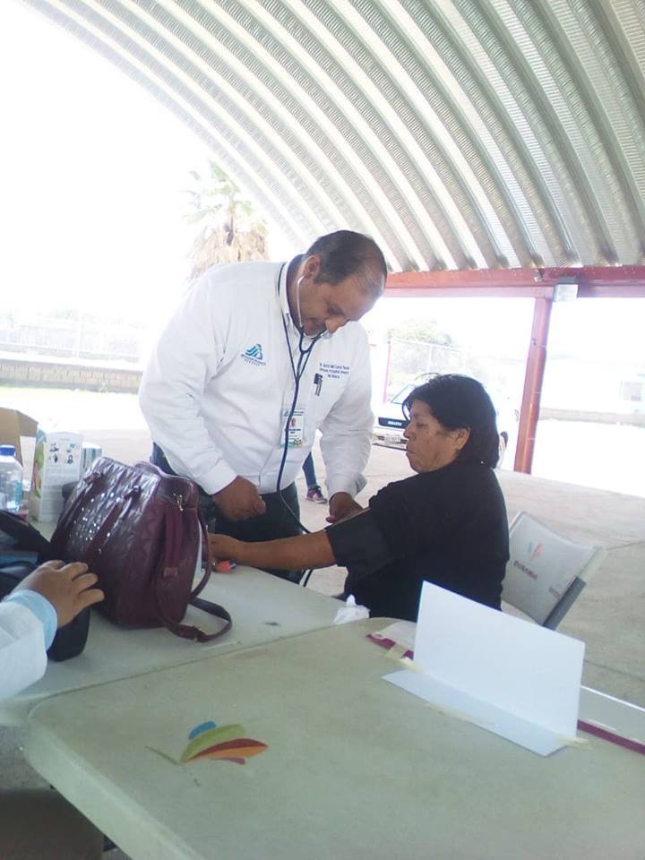 Llevan servicios de salud a habitantes de Peñón Blanco
