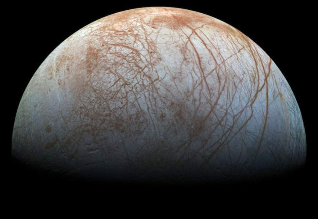 Encuentran grandes formaciones de hielo en Europa, la luna de Júpiter