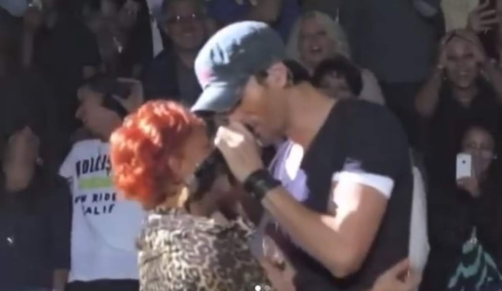 Enrique Iglesias sigue 'cariñoso' con fans en el escenario