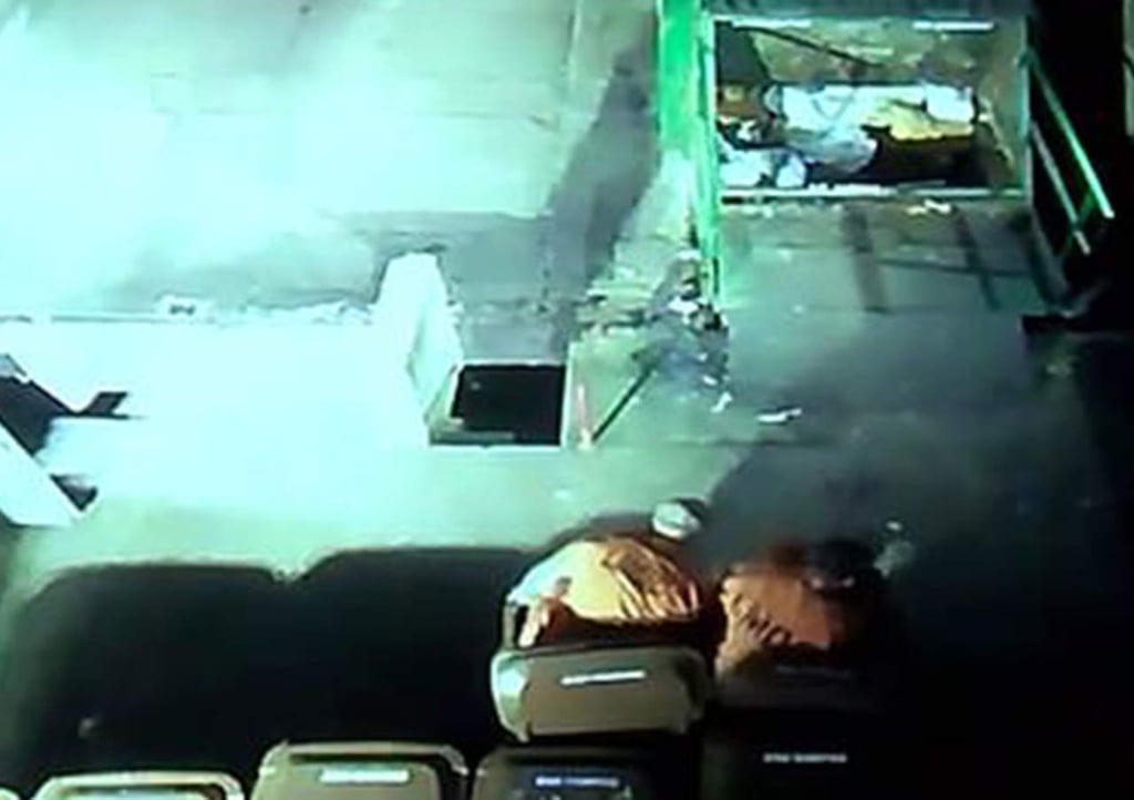 VIDEO: Reos escapan de prisión en un bote de basura