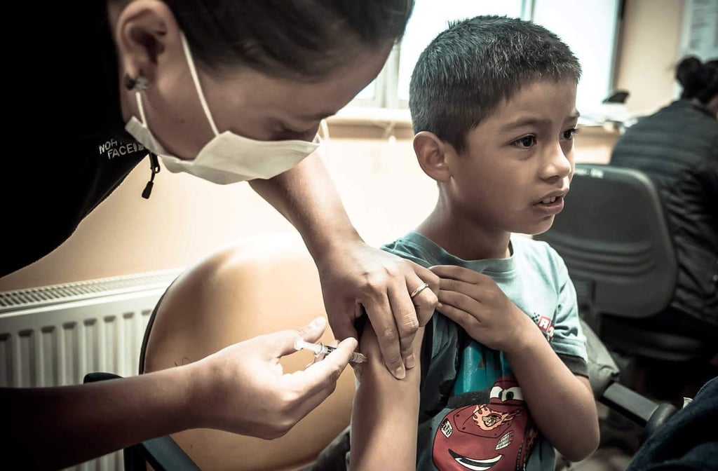 Doble, primera aplicación de vacuna contra influenza en menores