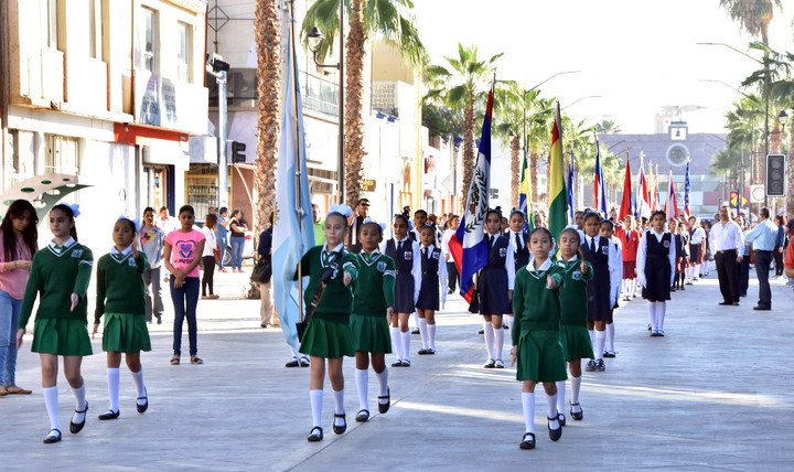 Realizan un desfile de banderas en Gómez Palacio