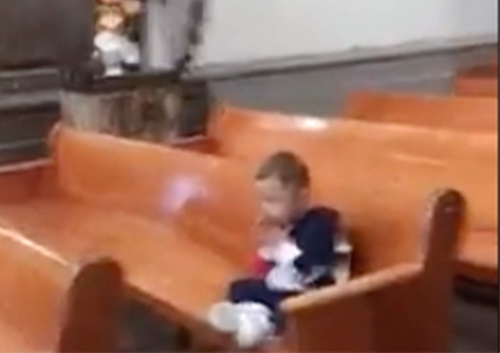Niño con discapacidad conmueve al rezar en iglesia