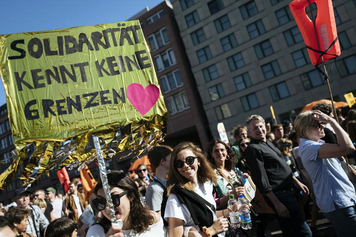 Miles protestan contra el racismo en Alemania