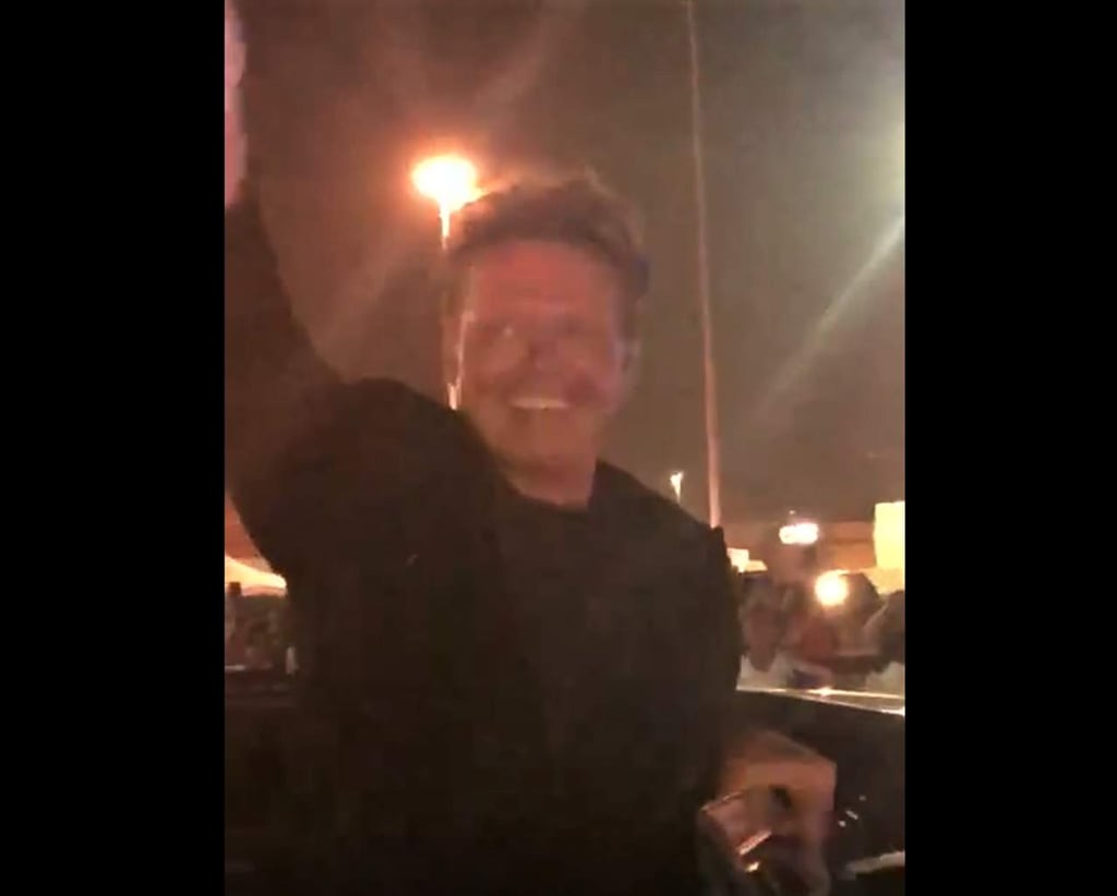 Luis Miguel saluda a laguneros afuera de la Feria de Torreón