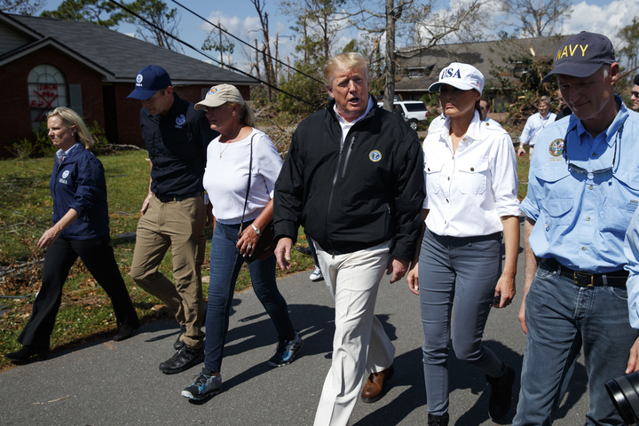 Trump recorre zonas afectadas por Michael