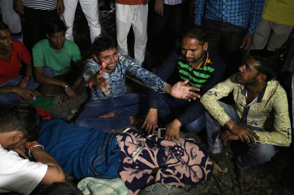 Tren atropella a multitud en India; hay al menos 50 muertos